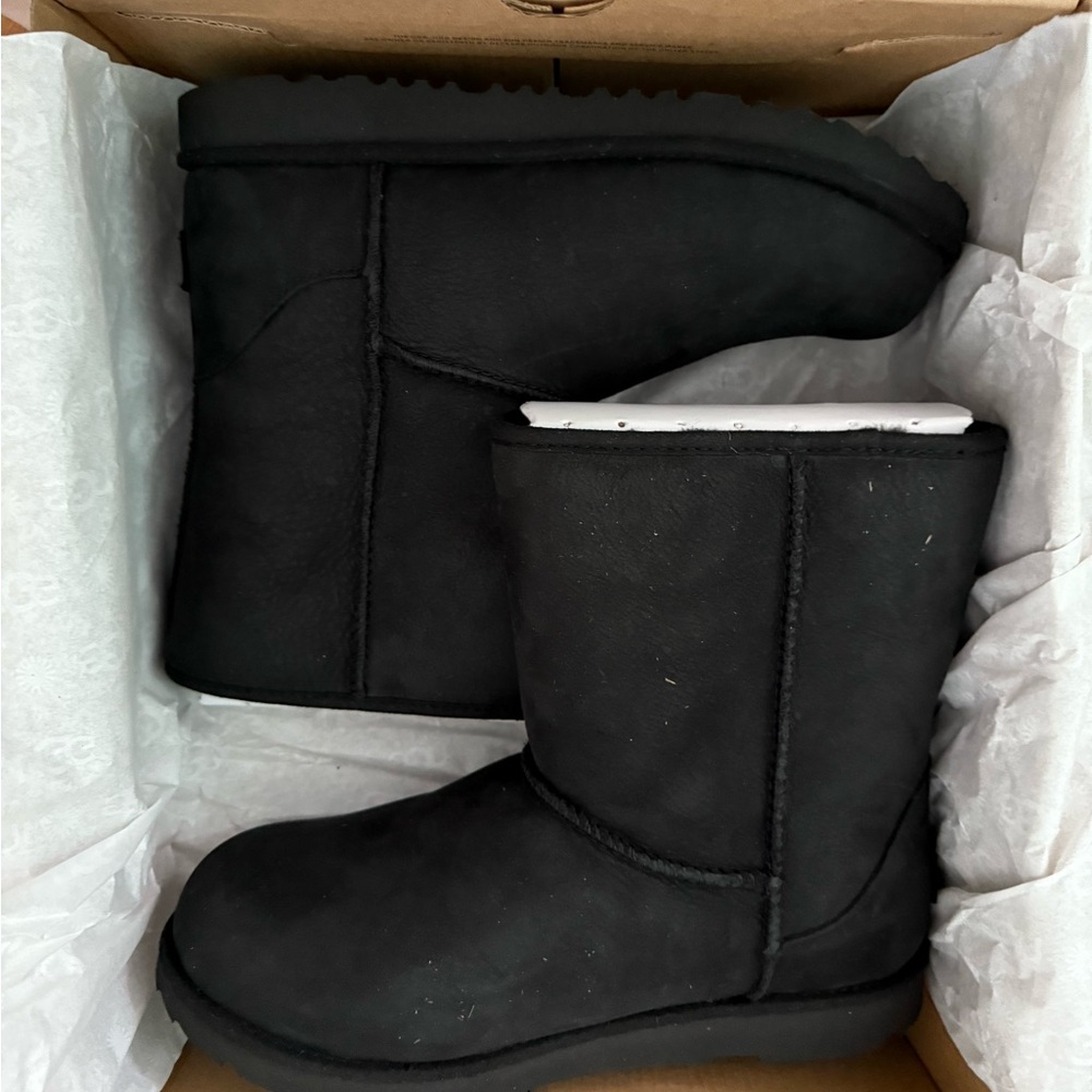 UGG weather boot size 4 big kids (36 adult)